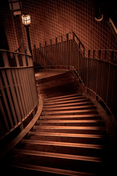 Treppenabgang in einem Gebäude — Stockfoto