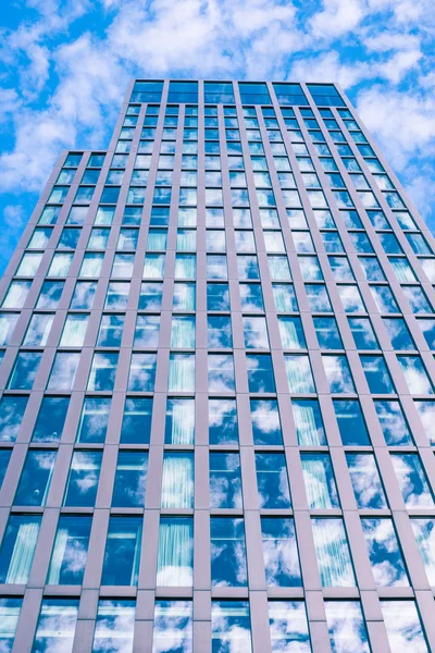 Skyskrapa med sky reflektion — Stockfoto