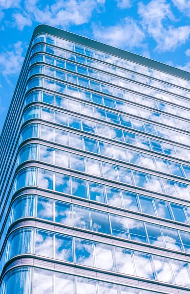 Großes Bürogebäude mit Fenstern — Stockfoto