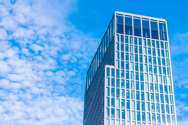 Immeuble de bureaux dans le ciel — Photo