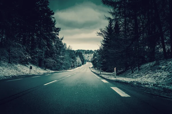 Estrada na paisagem de Inverno — Fotografia de Stock