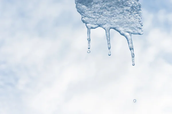Eiszapfen mit Wassertropfen schmelzen — Stockfoto