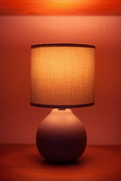 Лампа на полке — стоковое фото
