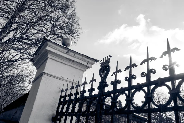 Ворота в чорно-білому — стокове фото