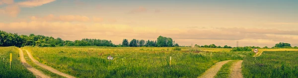 Пейзаж с двумя дорогами — стоковое фото