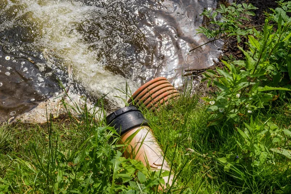 Spill water  in a lake — Stock Photo, Image