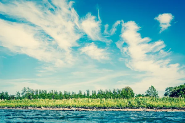 Ocean shore in Scandinavië in de zomer — Stockfoto