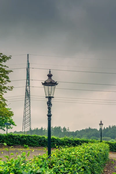 Винтажная лампа в облачную погоду — стоковое фото