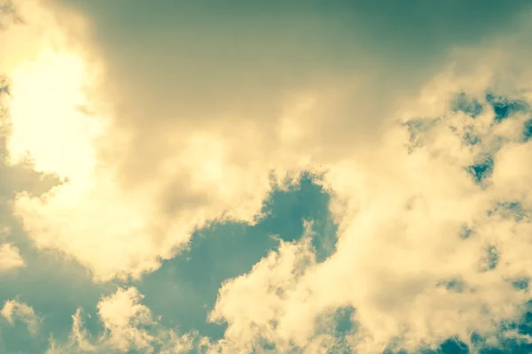 Słońce za białe chmury — Zdjęcie stockowe