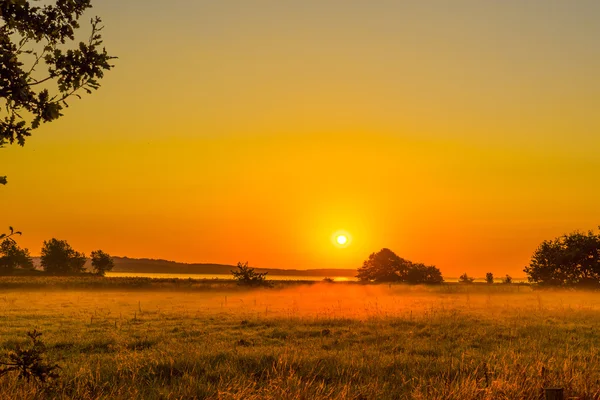 Früher Morgen mit einem Sonnenaufgang — Stockfoto