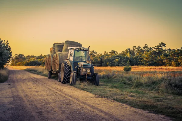 Vieux tracteur avec balles de foin — Photo