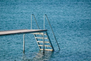 Bir mavi okyanus iskeleye