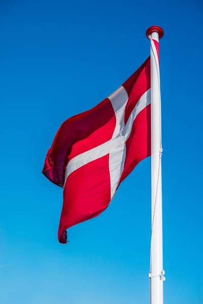 Bandera de Dinamarca en un polo — Foto de Stock