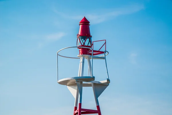 Pequeno farol no céu azul — Fotografia de Stock