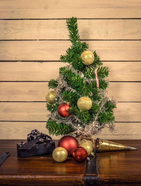 Glanzende kerstballen onder een kerstboom — Stockfoto