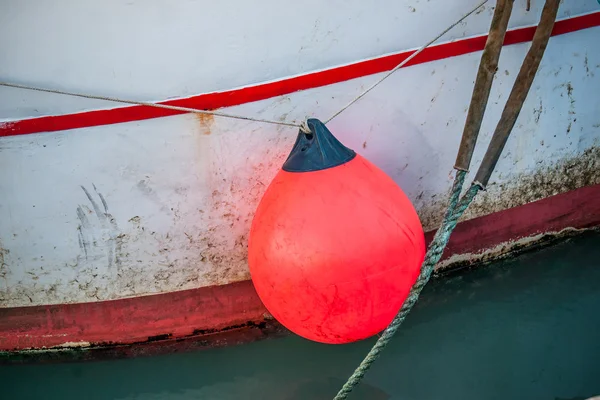 Bouée orange sur un bateau de pêche — Photo