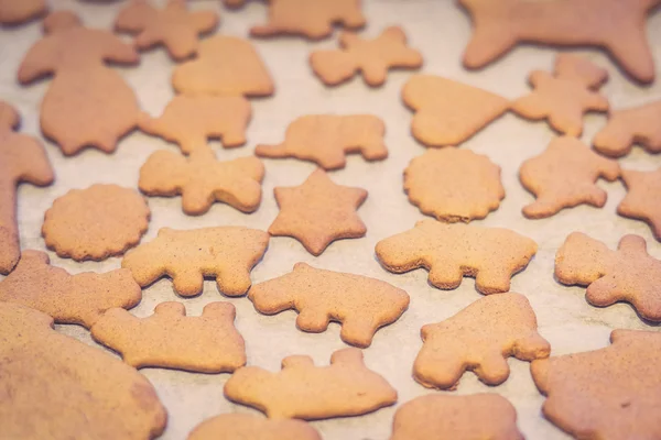 Galletas de Navidad en una hoja — Foto de Stock