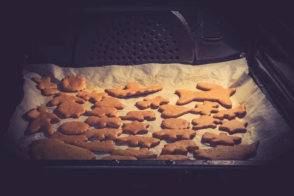 Biscoitos de Natal no forno — Fotografia de Stock