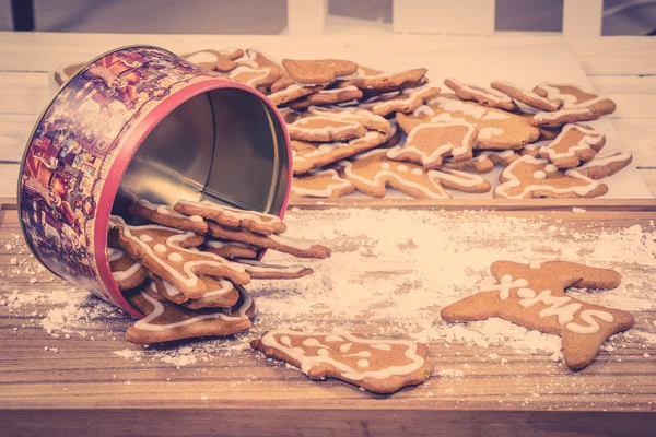 Biscoitos de Natal em uma lata de bolo — Fotografia de Stock