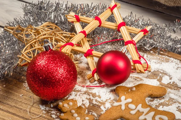 Weihnachtsdekoration mit selbst gebackenen Plätzchen — Stockfoto