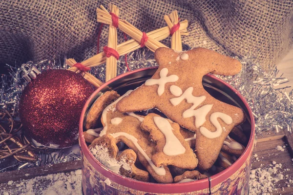 Zelfgemaakte koekjes in een tin — Stockfoto