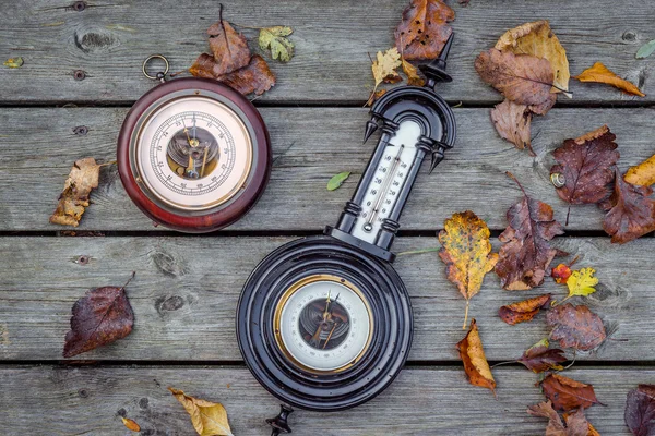 Twee antieke barometers op hout — Stockfoto