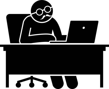 Farklı aile üyeleri çevrimiçi olmak için bilgisayar kullanıyor. Bilgisayarda çalışan insanlar.