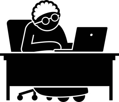 Farklı aile üyeleri çevrimiçi olmak için bilgisayar kullanıyor. Bilgisayarda çalışan insanlar.