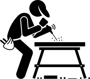 Marangoz atölyede çalışma tezgahı ve ekipman kullanıyor.