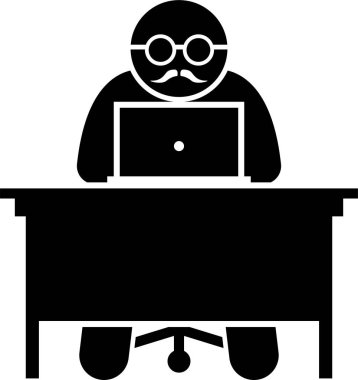 Farklı aile üyeleri çevrimiçi olmak için bilgisayar kullanıyor. Bilgisayarda çalışan insanlar.