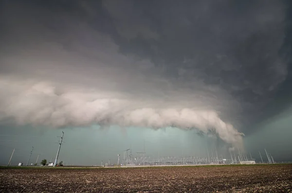 Uma Tempestade Severa Tear Nuvem Prateleira Baixa Sobre Equipamentos Elétricos — Fotografia de Stock