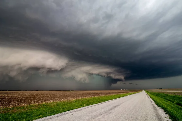 Gefährlicher Sturm Mit Regalwolke Nähert Sich Schnell Über Einem Feld — Stockfoto