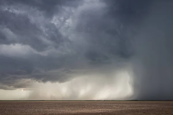 Ein Schwerer Sturm Mit Einem Starken Niederschlagsschacht Schüttet Regen Und — Stockfoto