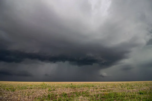 Ένα Σκοτεινό Σύννεφο Καταιγίδας Ξεπροβάλλει Στον Ορίζοντα Φέρνοντας Βροχή Ένα — Φωτογραφία Αρχείου