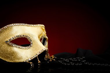 Altın maske ve inciler