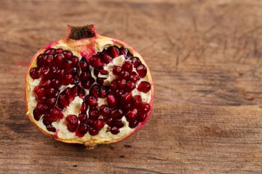 Ahşap masa üzerinde yarım nar şurubu