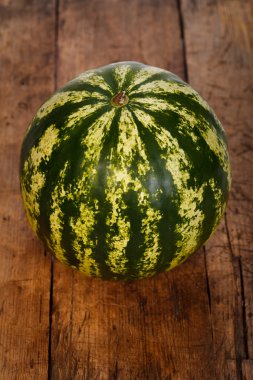 Rustik ahşap masa kavun