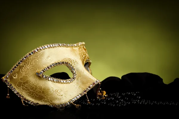 Goldene Maske über hellem Hintergrund — Stockfoto