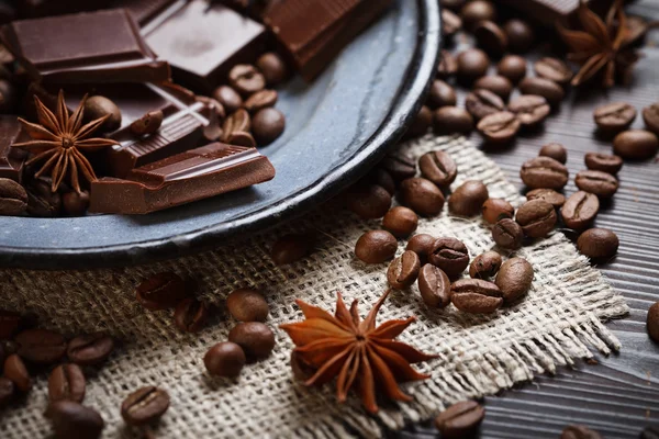 Especias con chocolate y granos de café — Foto de Stock