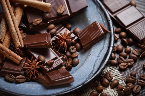 Prato velho com chocolate e especiarias — Fotografia de Stock