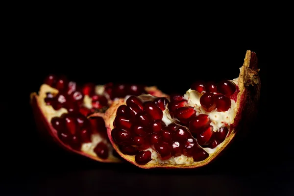 Piezas de granadina en oscuro — Foto de Stock