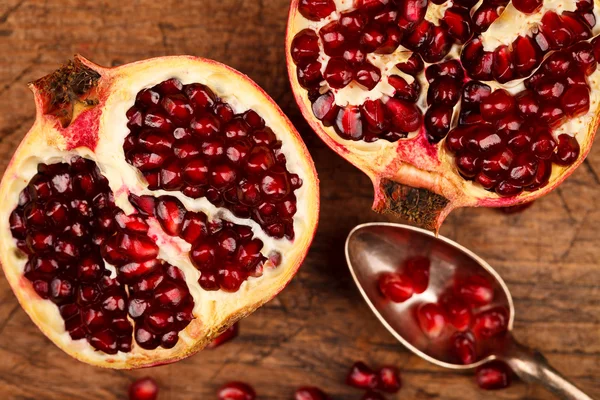 Pomegranate fruits and seeds — Stock Photo, Image