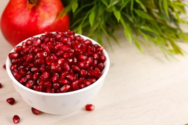 Grenadine seeds with fruit and leaves — Stock Photo, Image