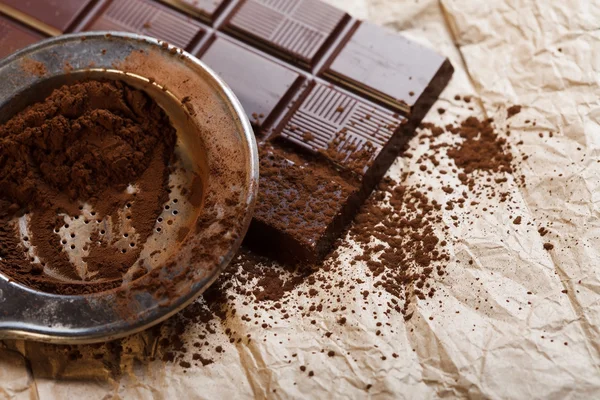 Cacao powder and chocolate bar — Stock Photo, Image