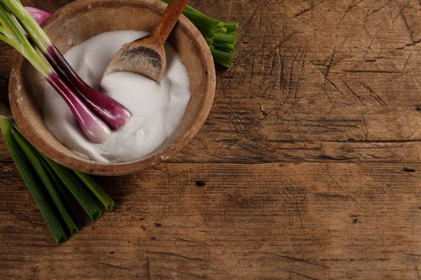 Gamla salt box med salladslök — Stockfoto