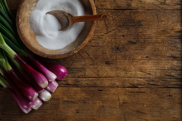 Almacenamiento de sal de madera y cebollas — Foto de Stock