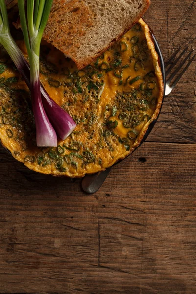 Heerlijke omelet met toast — Stockfoto