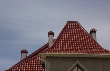 Modern çatı malzemelerinin kullanıldığı evin çatısı.