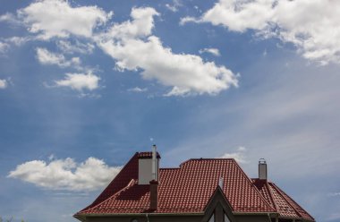 Modern çatı malzemelerinin kullanıldığı evin çatısı.