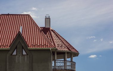 Modern çatı malzemelerinin kullanıldığı evin çatısı.